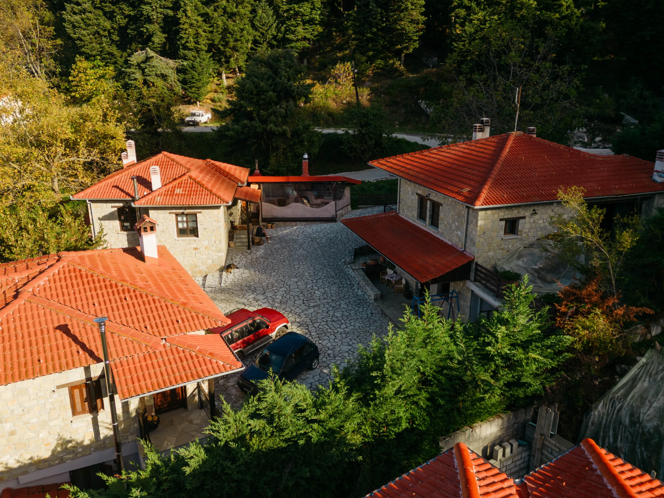 Petrina Elatis Επικοινωνία Πέτρινος παραδοσιακός ξενώνας στον Κόζιακα DJI 0087 scaled - Petrina Elatis 1 Petrina Elatis Επικοινωνία - Πέτρινος παραδοσιακός ξενώνας στον Κόζιακα